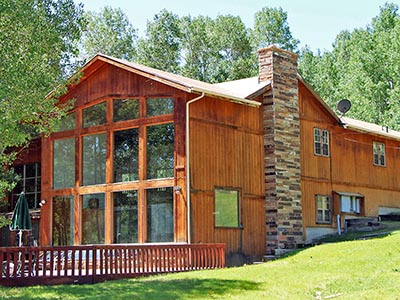 Picture of the Red Creek Lodge (links to the lodge's page)