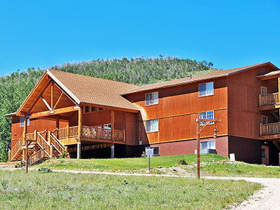 Picture of the Tabby Mountain Lodge (links to the lodge's page)