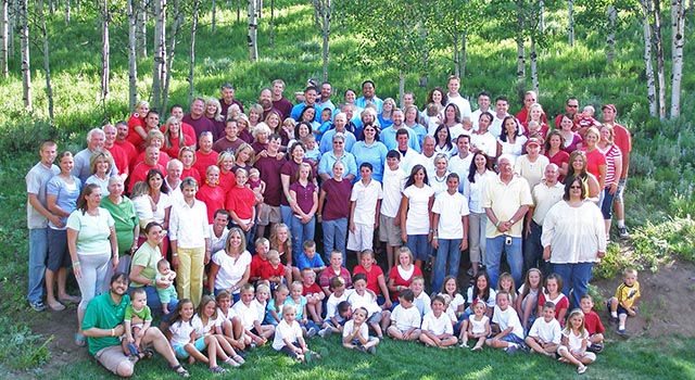 Picture of a large family group (links to family group rates)