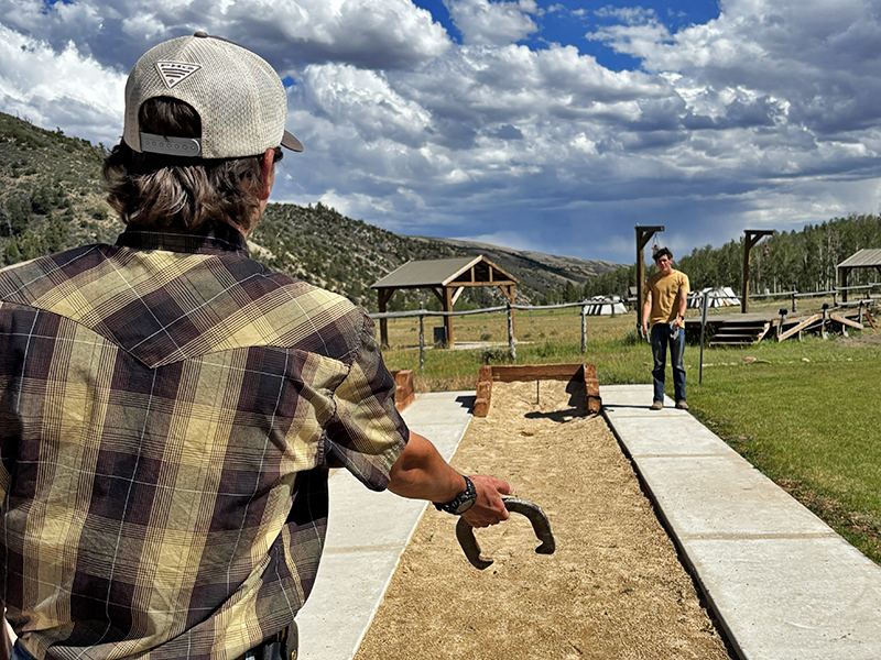 From just behind the player one sees the aim toward the stake just before the pitch.